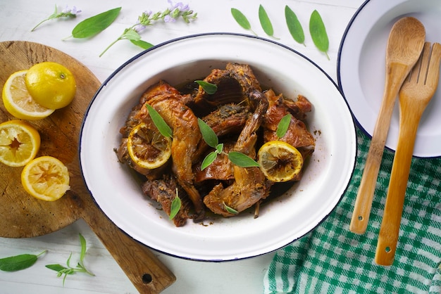 Coniglio fritto cucinato con aglio novello e salvia. Tipica tapa spagnola.