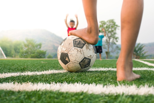 Conner calcia nel calcio.