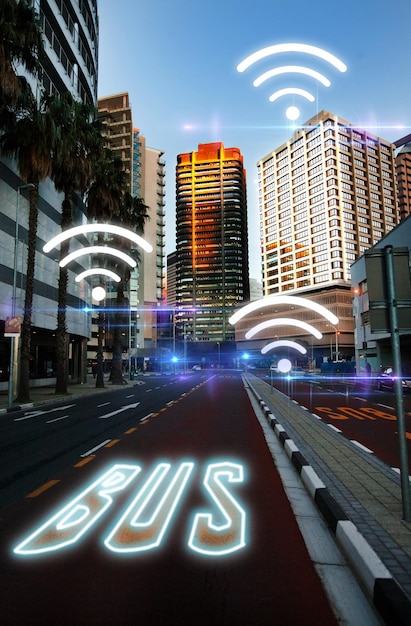 Connessione di rete wireless Smart City e supporto ologramma nella strada degli autobus stradali e sovrapposizione dell'icona digitale Tecnologia Internet della città e innovazione futura degli edifici di dati grafici e del sistema iot