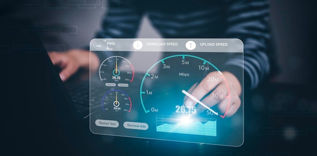 Connessione Internet veloce con il concetto di tecnologia Metaverse Smartphone con mano e schermo virtuale della misurazione della velocità di Internet Concetto di Internet e tecnologia 5G Concetto di Internet ad alta velocità