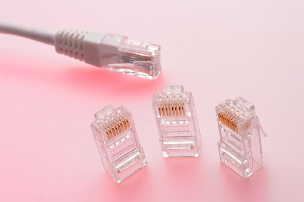 Connettore rg 45 per cavo internet Diversi connettori si trovano su uno sfondo multicolore Closeup