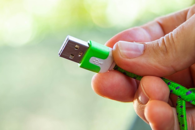 Connettore USB nelle mani di un uomo