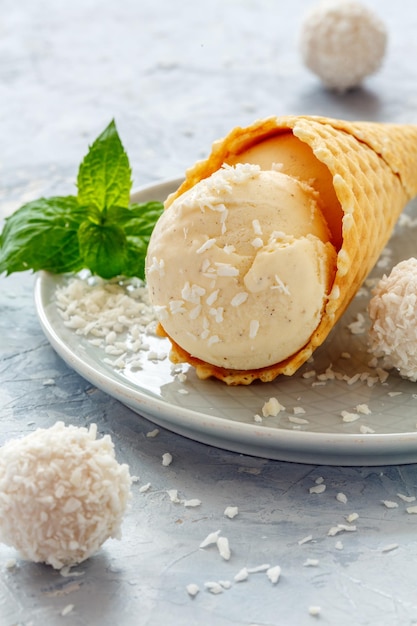 Cono con gelato al cocco e tartufo al cocco