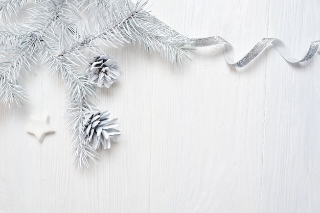 Cono dell'albero di Natale del modello e nastro d'argento, flatlay su un bianco