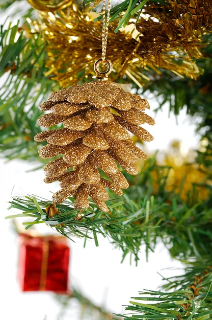 Cono di abete dorato di Natale sull&#39;albero