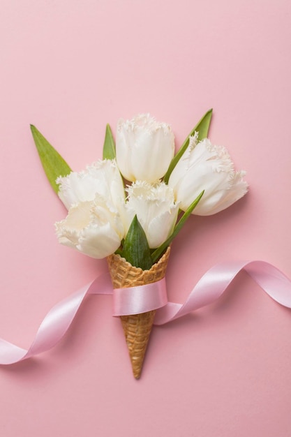 Cono di cialda flatlay con fiore bianco