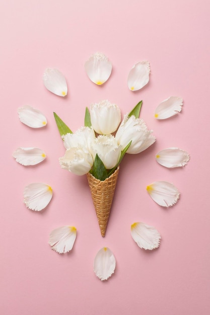 Cono di cialda flatlay con fiore bianco