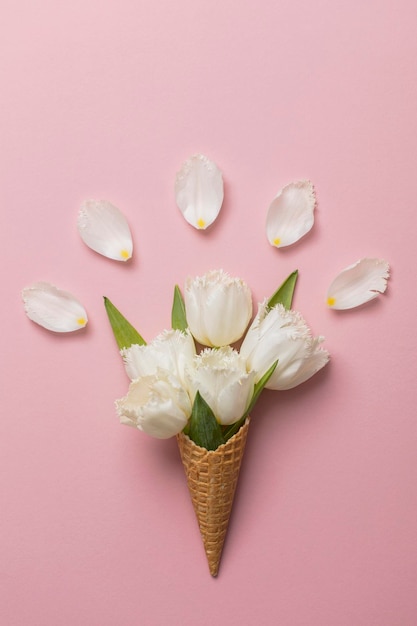 Cono di cialda flatlay con fiore bianco