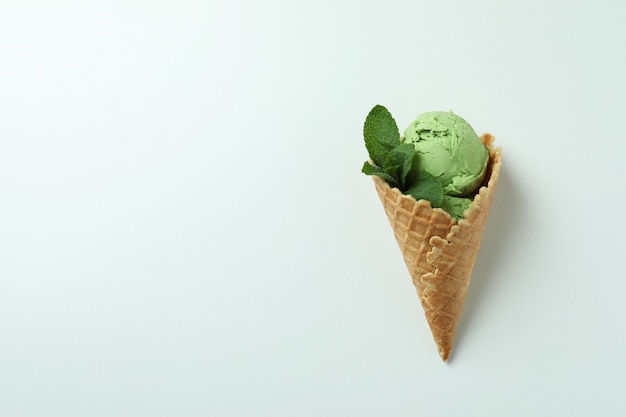 Cono di gelato alla menta su sfondo bianco