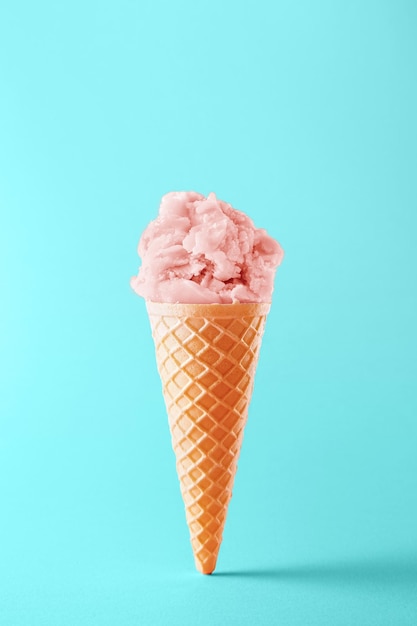 cono di gelato rosa su sfondo blu