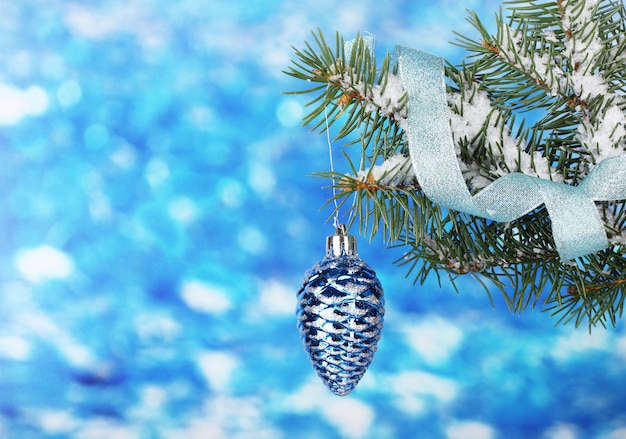 Cono di Natale sull'albero su blu