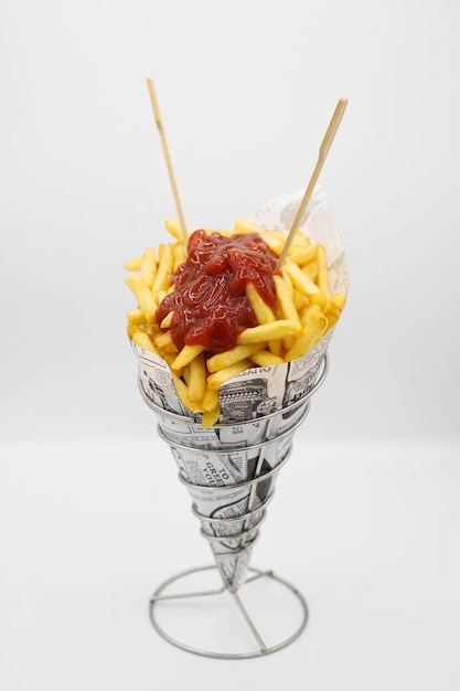 cono di patatine fritte con ketchup pronto per l'uso