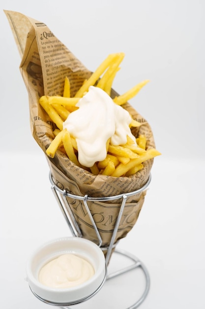 cono di patatine fritte con maionese pronto per l'uso