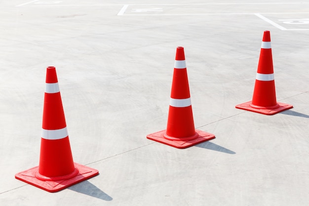 Cono di traffico sul pavimento di cemento