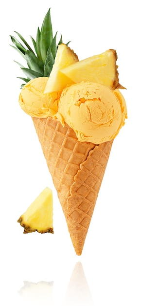 Cono gelato all'ananas isolato su superficie bianca con tracciato di ritaglio.