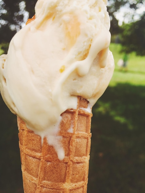 Cono gelato che si scioglie all'aperto in estate cibo da dessert dolce in vacanza