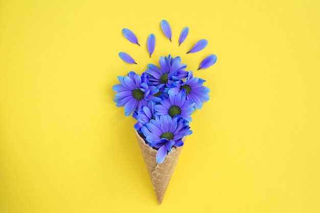 Cono gelato con fiori blu