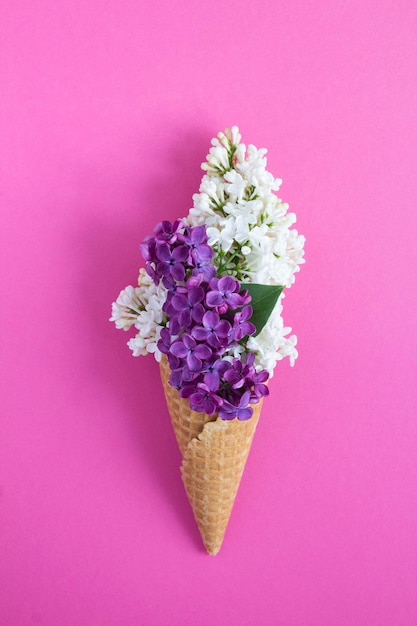 Cono gelato con lilla bianco e viola su sfondo rosa Posizione verticale