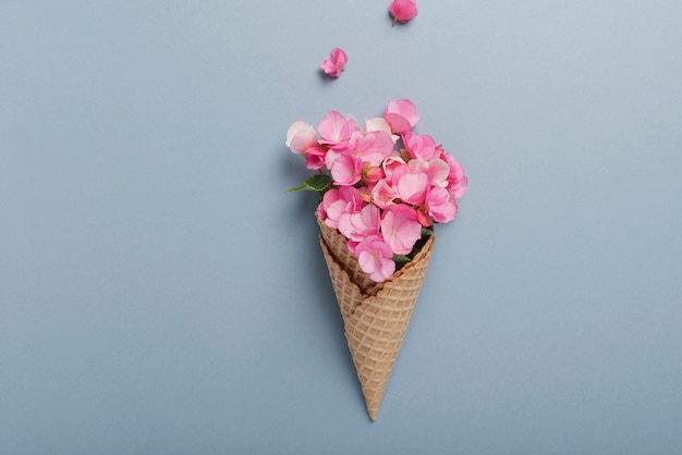 cono gelato con petali rosa