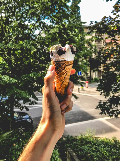 Cono Gelato Della Holding Della Donna Contro Gli Alberi