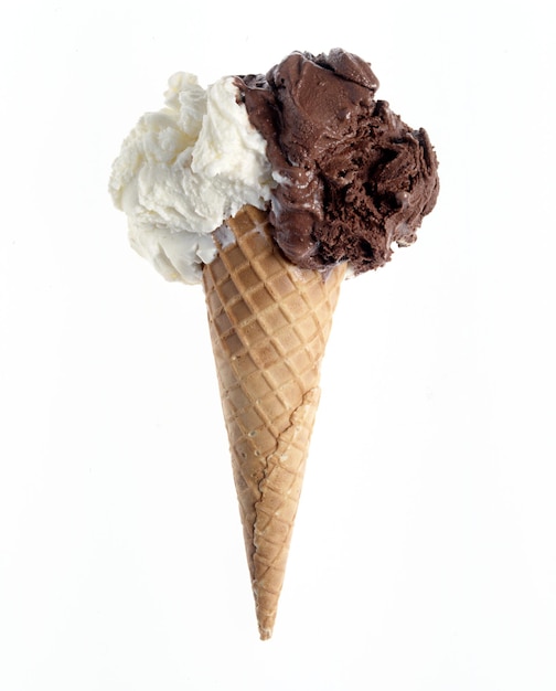 Cono gelato isolato su bianco
