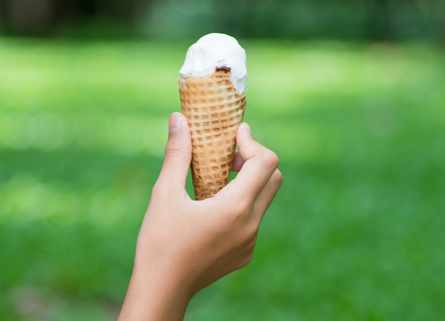 Cono gelato sulla mano della ragazza