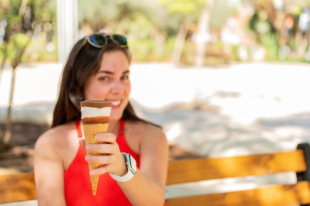 Cono gelato tenuto in mano da una ragazza felice