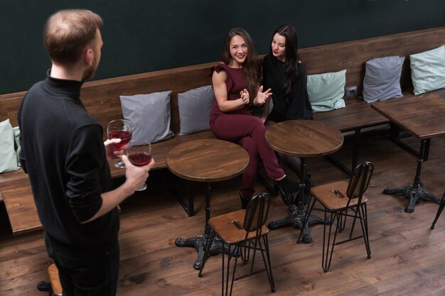 Conoscenza del bar. Buon tempo libero con bevande. Interno moderno del ristorante, celebrazione della festa di compleanno, concetto di rilassamento