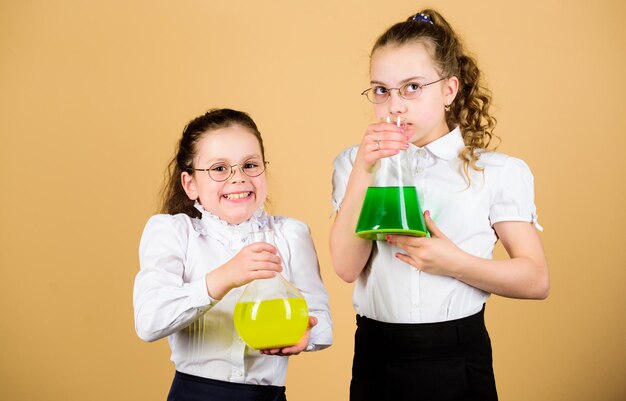 Conoscenza e istruzione tornano a scuola i bambini studiano alla lezione di biologia bambine intelligenti con boccetta di prova ricerca scientifica in laboratorio concetto di conoscenza conoscenza futura giornata della conoscenza