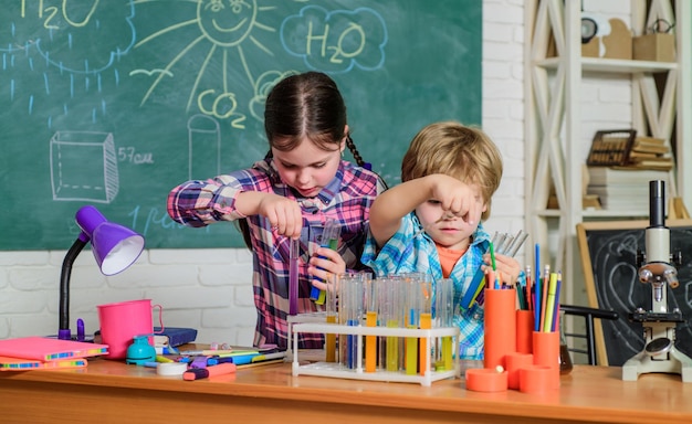 Conoscenza pratica Cura e sviluppo dei bambini Classi scolastiche Bambini adorabili amici che si divertono a scuola Concetto di laboratorio di chimica scolastica Programma di sviluppo professionale per insegnanti basato sul Practicum