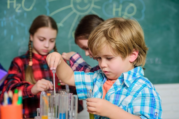 Conoscenze pratiche Cura e sviluppo dei bambini Classi scolastiche Bambini adorabili amici che si divertono a scuola Concetto di laboratorio di chimica scolastica Sperimentazione insieme Ambiente di supporto esplorare STEM