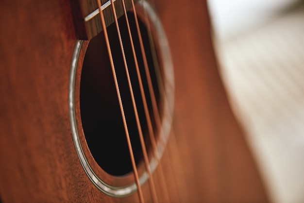 Conosci il tuo strumento. Chiuda sulla foto del foro sonoro della chitarra acustica. Apparecchiature musicali. Strumenti musicali. Concetto di musica