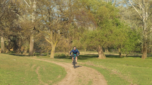 Conquista delle vette da ciclista in pantaloncini e maglia su una moderna bici hardtail in carbonio