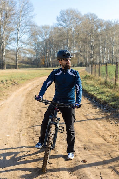 Conquista delle vette da ciclista in pantaloncini e maglia su una moderna bici hardtail in carbonio