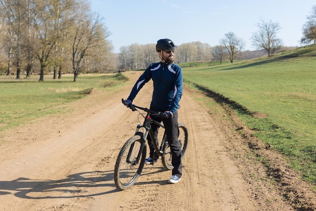 Conquista delle vette da ciclista in pantaloncini e maglia su una moderna bici hardtail in carbonio