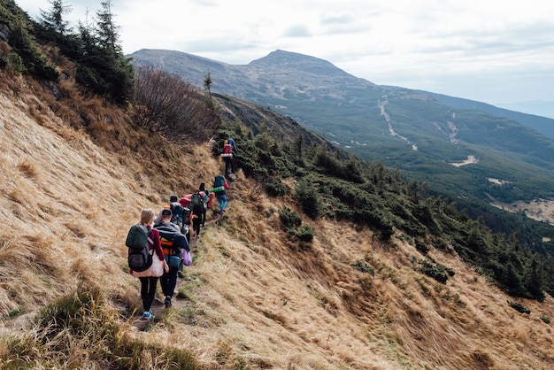 Conquista estrema della vetta da parte dei turisti durante un'escursione.