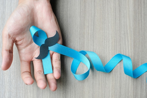 Consapevolezza del cancro alla prostata, Man mano che tiene luce Blue Ribbon