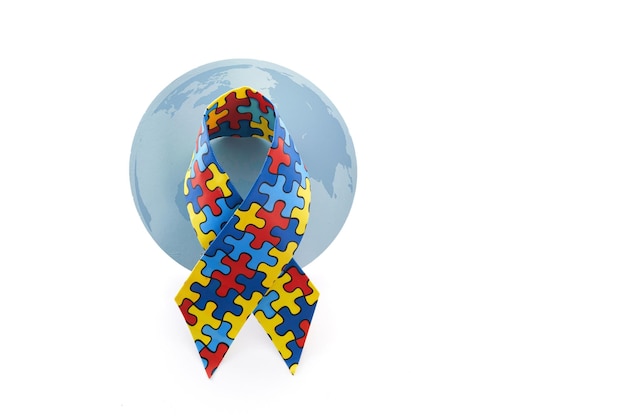 Consapevolezza mondiale dell'autismo e giorno o mese dell'orgoglio con nastro modello puzzle su sfondo bianco