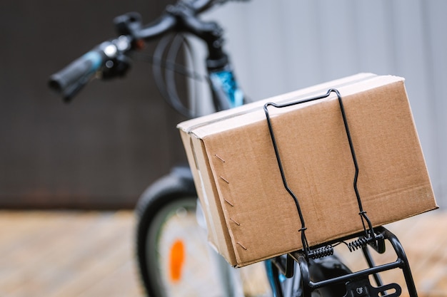 Consegna a domicilio pandemica di alimenti in bicicletta. distanza sociale per il rischio di infezione