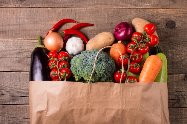 Consegna cibo sano sfondo Cibo biologico sano in sacchetto di carta con verdure Zero rifiuti conc