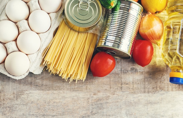 Consegna del cibo a casa. Donazione e beneficenza. Messa a fuoco selettiva.