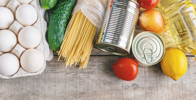 Consegna del cibo a casa. Donazione e beneficenza. Messa a fuoco selettiva.