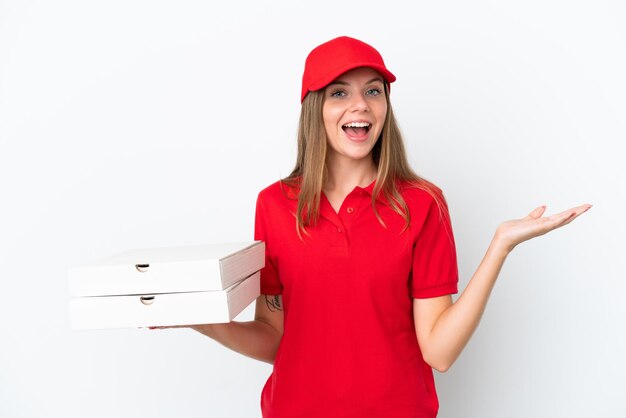 Consegna della pizza Donna lituana isolata su sfondo bianco con espressione facciale scioccata