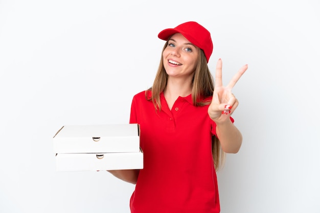 Consegna della pizza Donna lituana isolata su sfondo bianco sorridente e che mostra il segno della vittoria