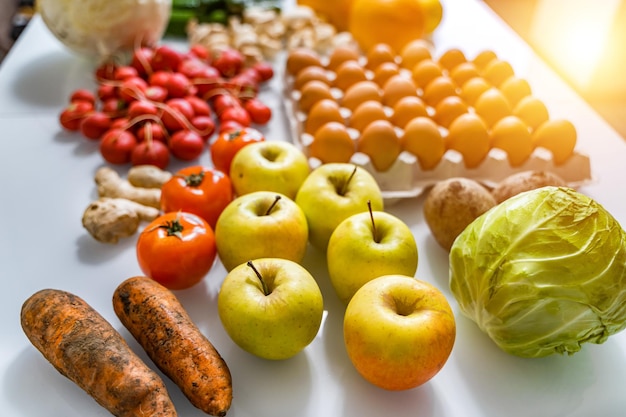 Consegna di cibo al supermercato Prevenzione del coronovirus Covid19 Frutta e verdura fresca sul tavolo Resta a casa durante la quarantena Concetto di isolamento
