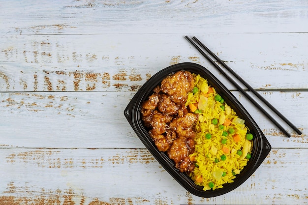 Consegna di cibo sano o pranzo da asporto in un contenitore di plastica.