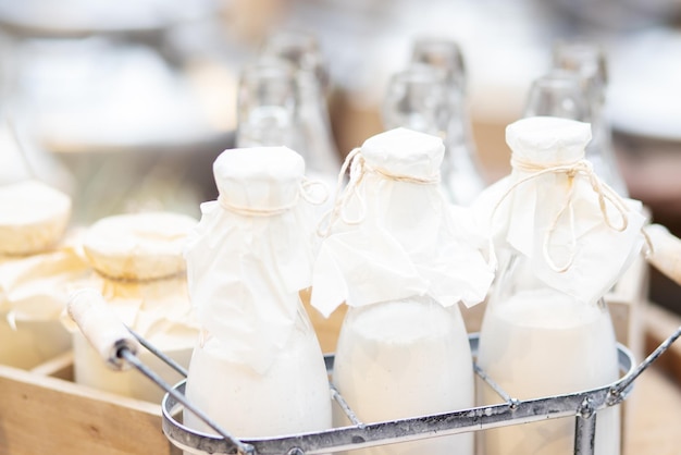 consegna di latte prodotti lattiero-caseari in bottiglia in una fattoria nutrizione biologica cibo sano