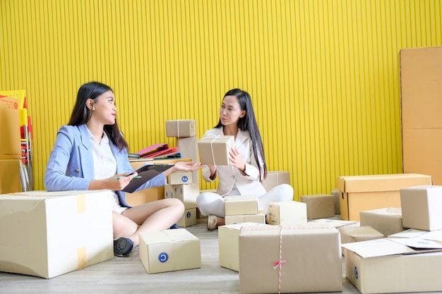 Consegna di successo di donne e vendite online