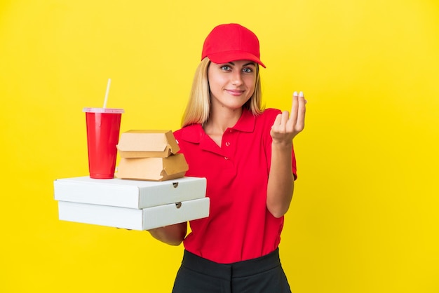 Consegna Donna uruguaiana che tiene un fast food isolato su sfondo giallo che fa gesto di denaro