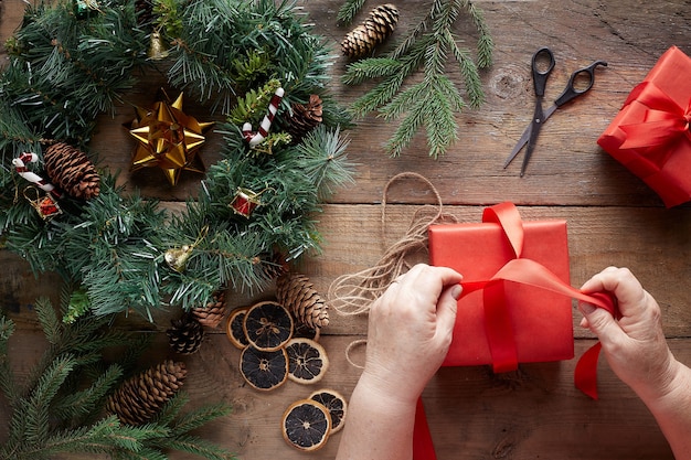 consegna la corona di Natale e presente su fondo in legno